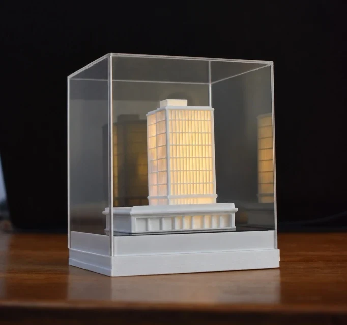 Mini maquete física iluminada na mesa de trabalho