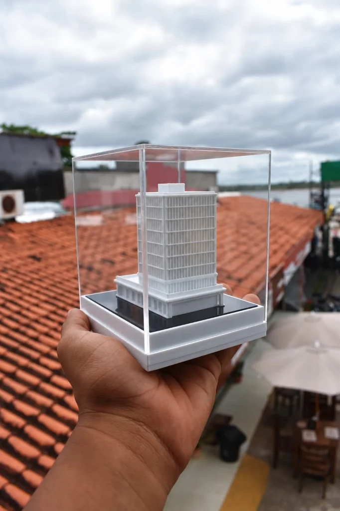 Mini maquete física na palma da mão com proteção em acrílico